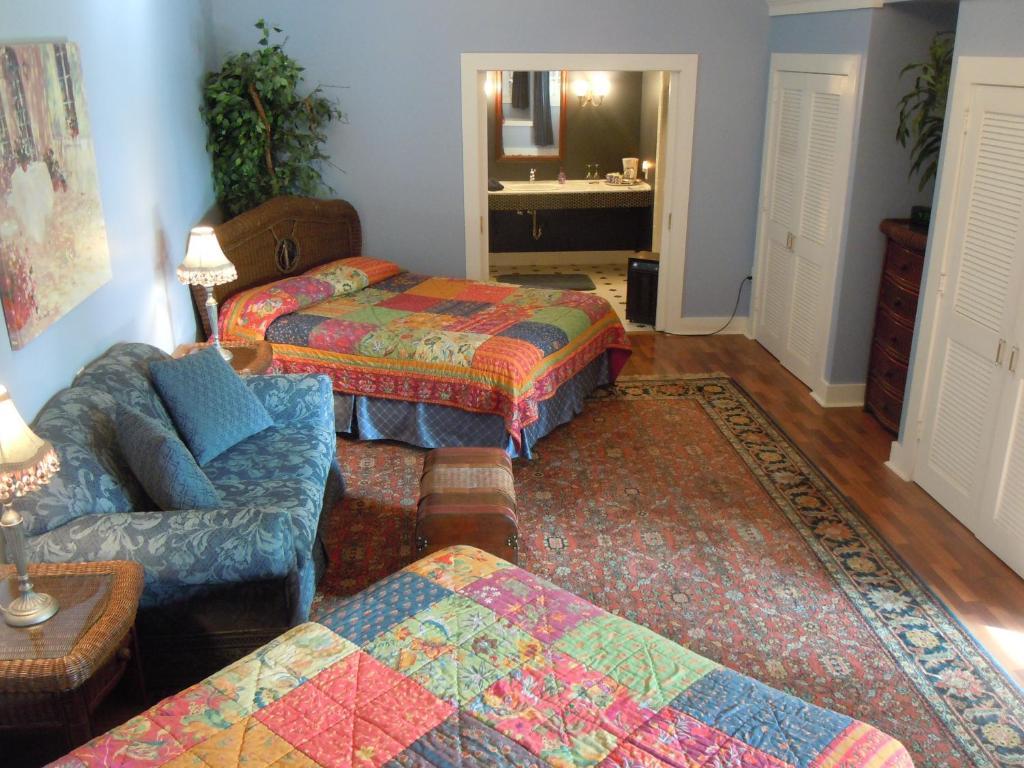 Jacaranda Inn Waimea Room photo