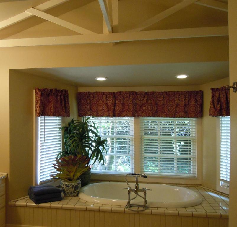 Jacaranda Inn Waimea Room photo
