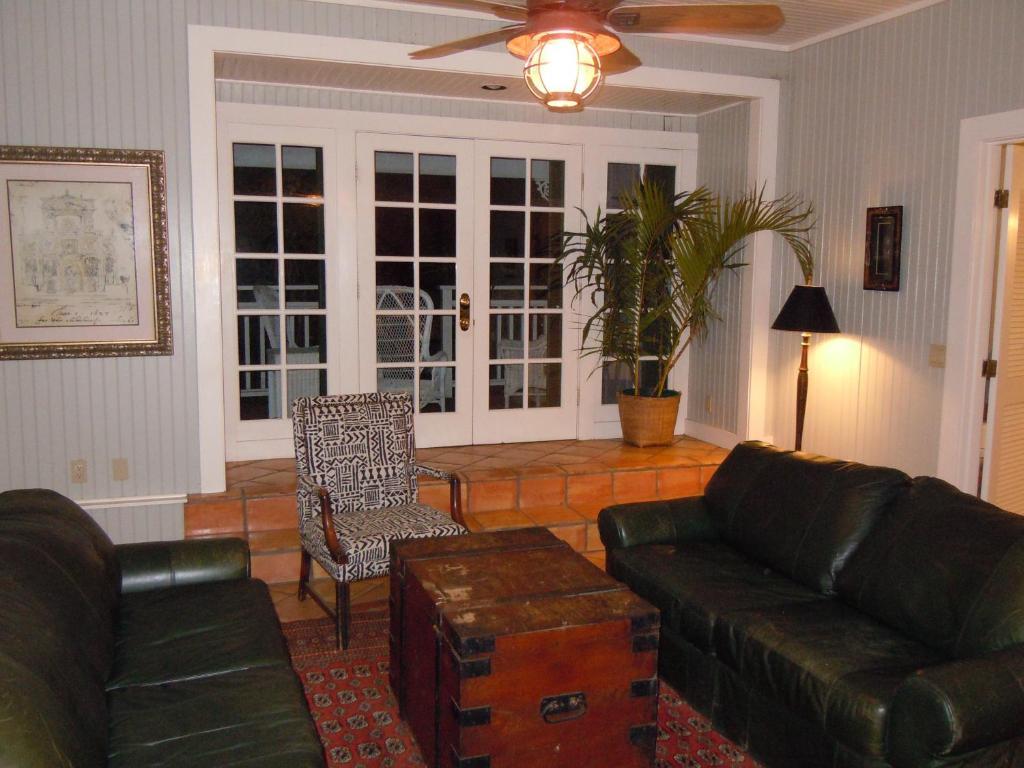 Jacaranda Inn Waimea Room photo