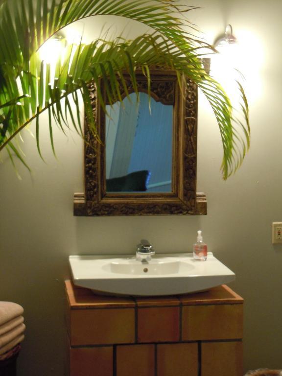 Jacaranda Inn Waimea Room photo