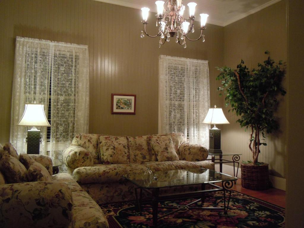 Jacaranda Inn Waimea Room photo
