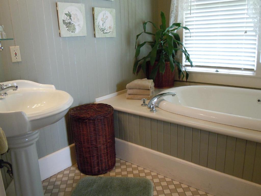 Jacaranda Inn Waimea Room photo